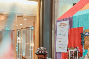 Mas Fahmi Setali Indonesia tengah melakukan perbaikan atau permak pakaian.