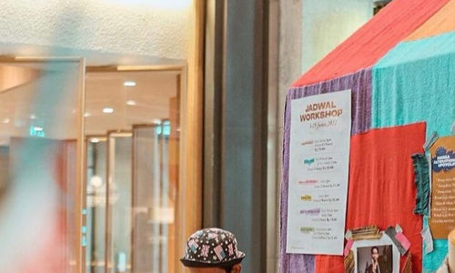 Mas Fahmi Setali Indonesia tengah melakukan perbaikan atau permak pakaian.