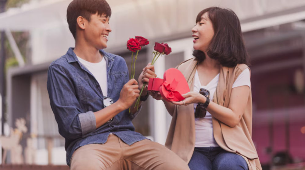 Merayakan Hari Valentine dengan memberi bunga mawar dan hadiah kepada paangan.