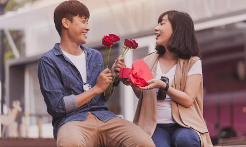 Merayakan Hari Valentine dengan memberi bunga mawar dan hadiah kepada paangan.