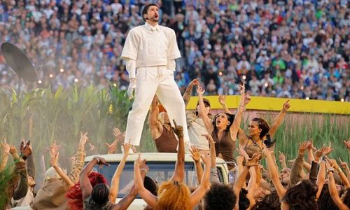 Penampilan Bad Bunny di pertunjukan paruh waktu Super Bowl.