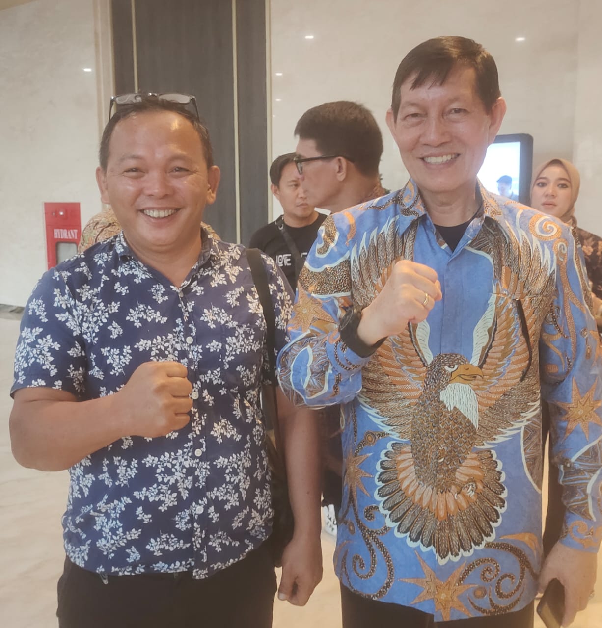 Wartawan Potretutara foto bersama Komisaris Utama Bank SulutGo, G.S. Vicky Lumentut.