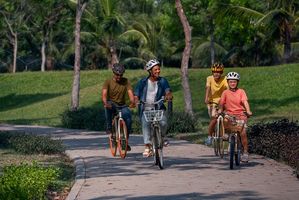 Bersepeda santai saat puasa.