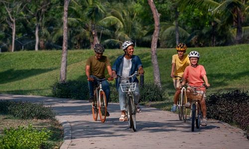 Bersepeda santai saat puasa.