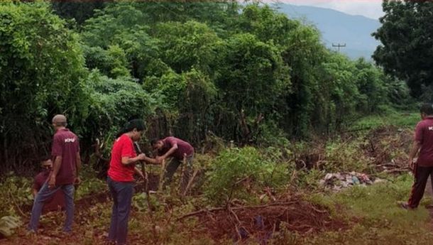 KPU Sikka Kerja Bakti Bersama di Jalan Balitbang Maumere