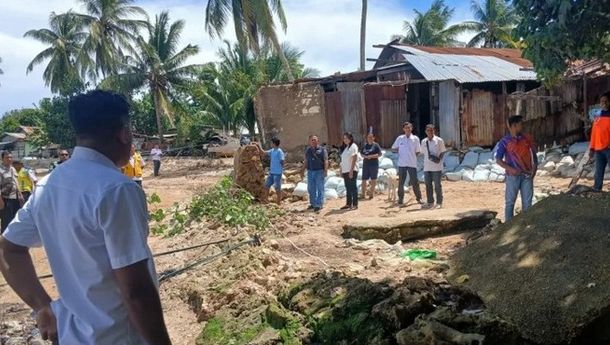 Ombak  Gerus 240 M Tanggul,  4 Rumah di Namodale Terancam