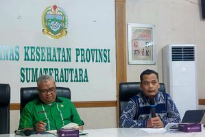 Sekretaris Dinas Kesehatan Sumut Hamid Rizal Lubis (kanan) menjelaskan soal penonaktifan kepesertaan PBI BPJS Kesehatan