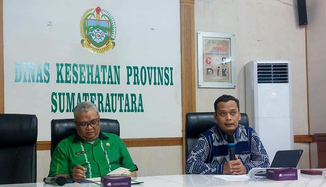 Sekretaris Dinas Kesehatan Sumut Hamid Rizal Lubis (kanan) menjelaskan soal penonaktifan kepesertaan PBI BPJS Kesehatan