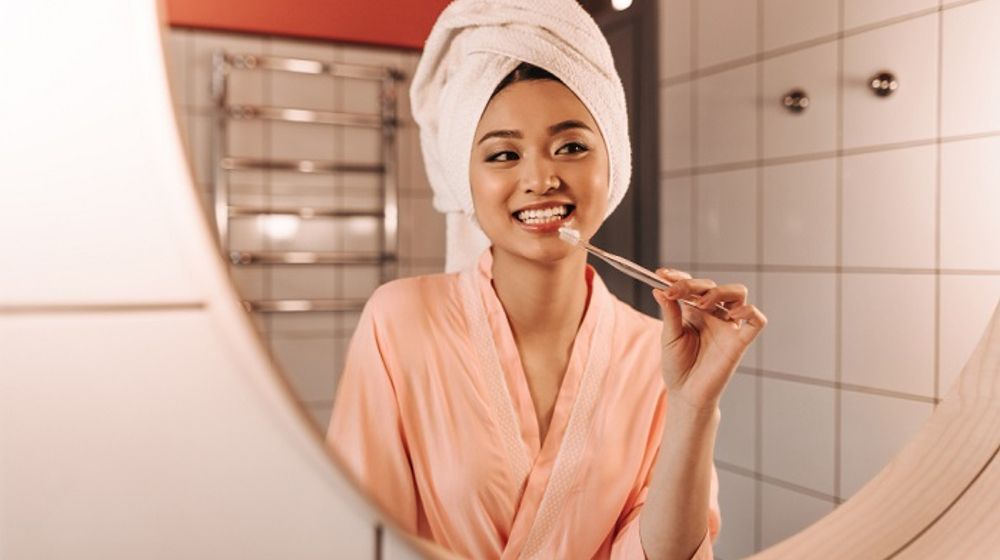 Rajin menyikat gigi agar tak bau mulut selama puasa.