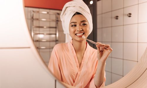 Rajin menyikat gigi agar tak bau mulut selama puasa.