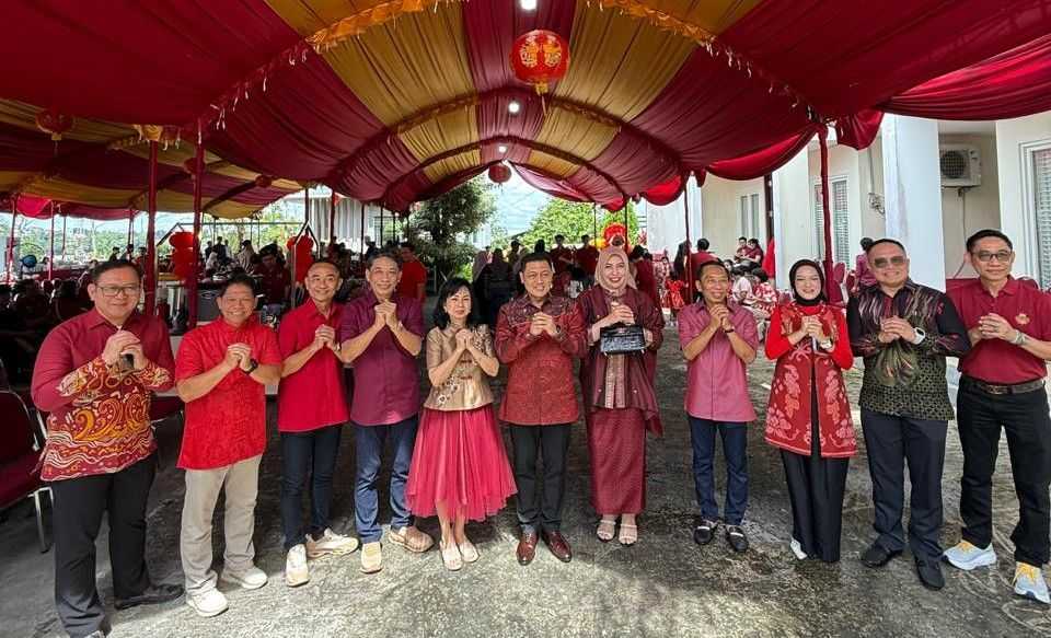 Keluarga Charles bersama Pangdam VI Mulawarman, Mayjen Krido Pramono dan pejabat lainnya.  