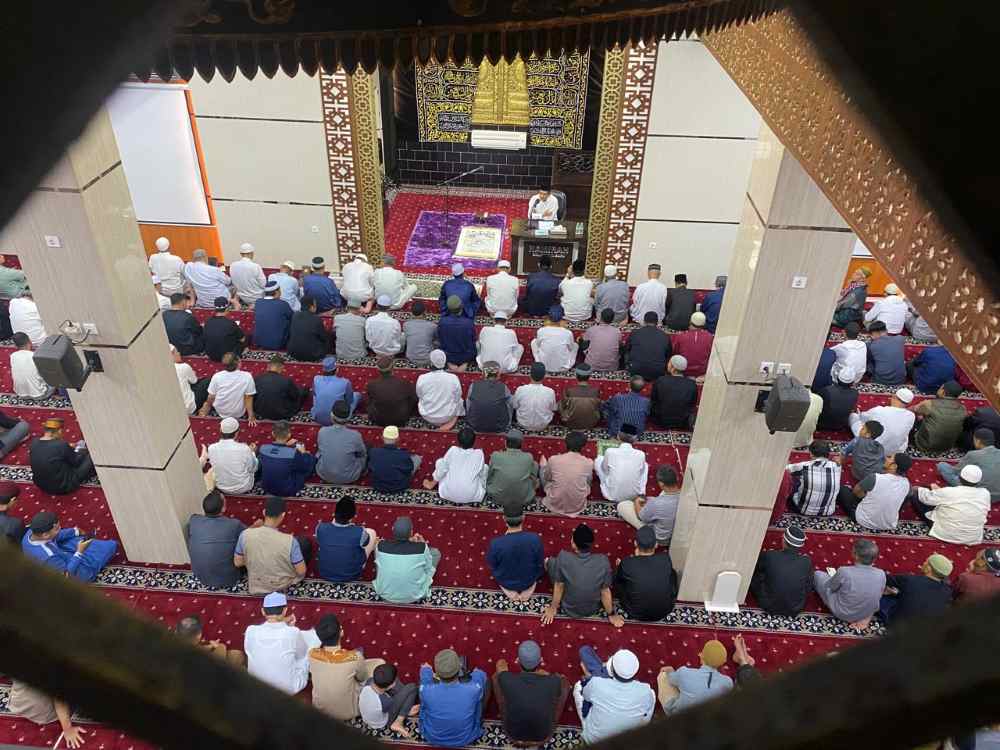 Masjid Namirah Balikpapan Baru menggelar salat tarawih pertama Selasa 17 Februari 2026. Dipimpin Ustad Syamil Al-Fudlaily, masjid ini menyiapkan pasar Ramadan, kajian, sahur, berbuka, hingga iktikaf.