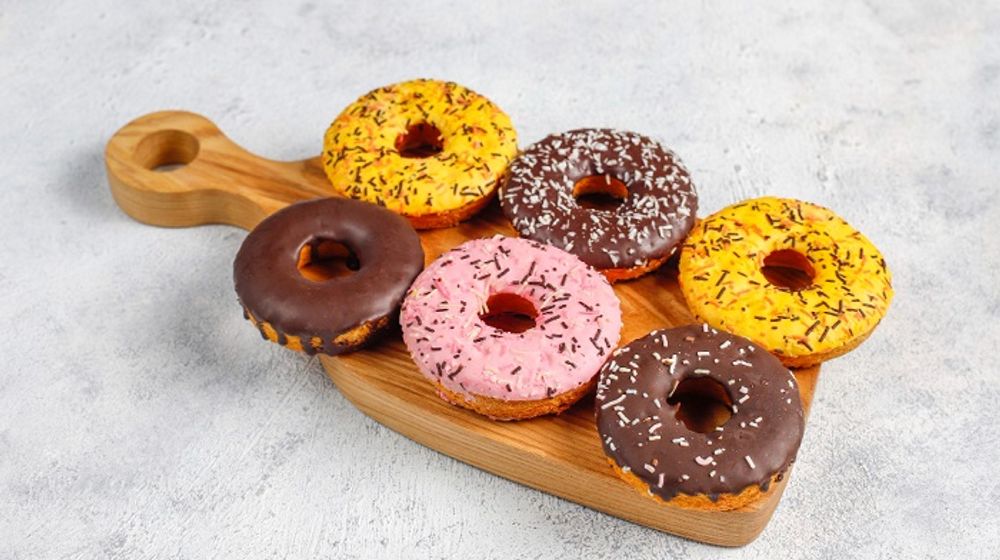 Makanan manis tinggi gula.