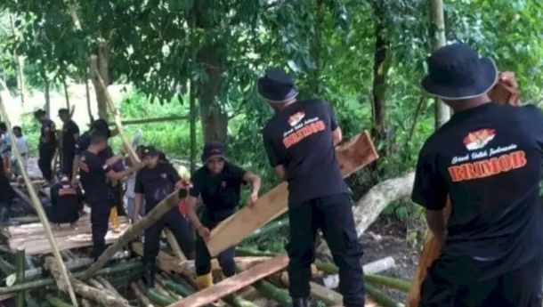 Brimob Bangun Jembatan Warga Mbarata