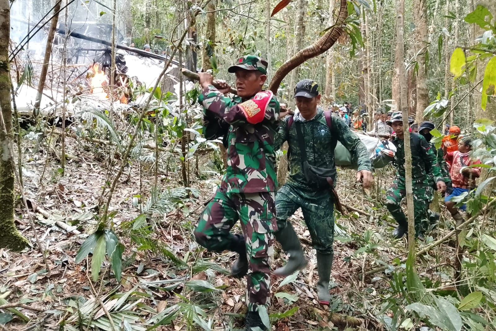 Personel Koramil 0911-06/Krayan mengevakuasi pilot pesaawat Pelita Air yang jatuh di Krayan Timur. (Foto: Kodam VI/Mulawarman) 