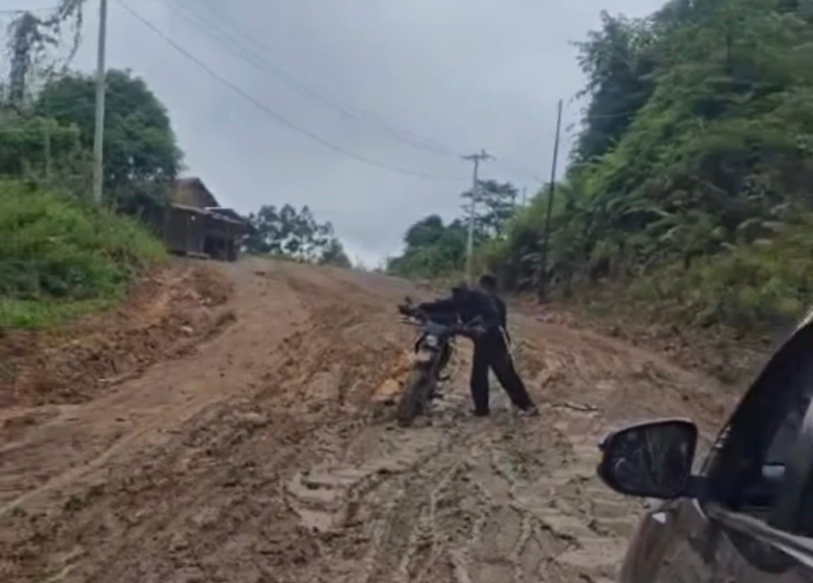 Kondisi ruas jalan Bentian Besar Kabupaten Kutai Barat, saat hujan turun. (Foto: Info Bentian)
