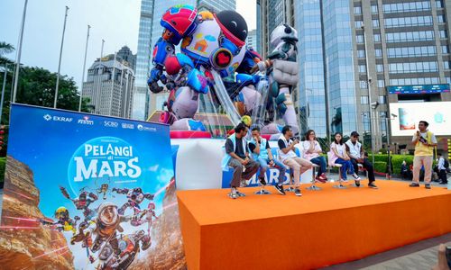Wakil Menteri Ekonomi Kreatif Irene Umar meresmikan peluncuran giant balloon dari film Pelangi di Mars di SCBD Tunnel BEJ, Jakarta