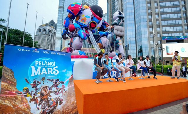 Wakil Menteri Ekonomi Kreatif Irene Umar meresmikan peluncuran giant balloon dari film Pelangi di Mars di SCBD Tunnel BEJ, Jakarta