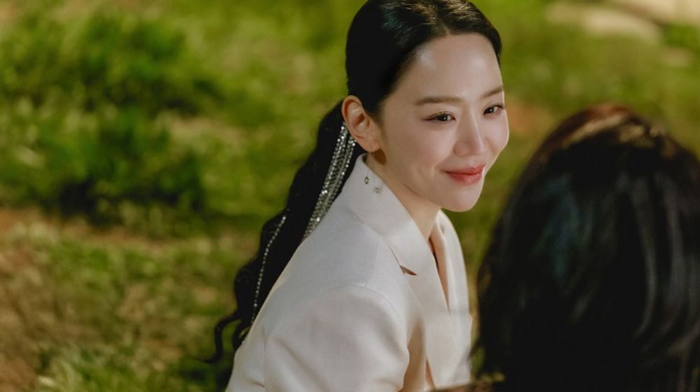 Penampilan Shin Hye Sun dalam drakor The Art of Sarah.