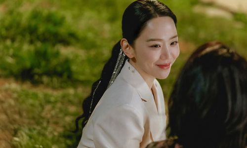 Penampilan Shin Hye Sun dalam drakor The Art of Sarah.