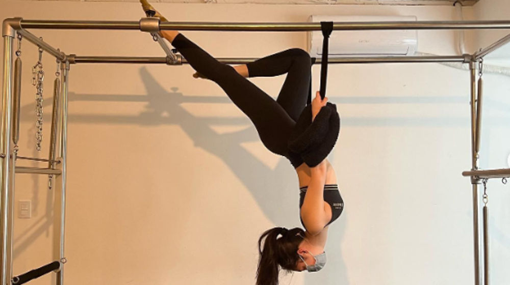 Jennie BLACKPINK tengah melakukan pilates.