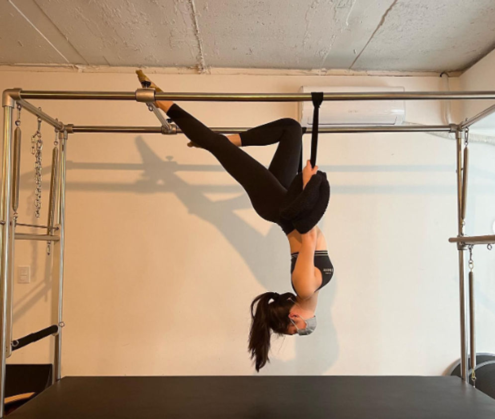 Jennie BLACKPINK tengah melakukan pilates.