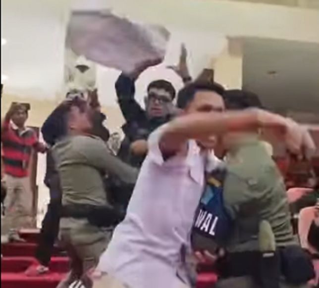 Kelompok masyarakat sipil unjuk rasa di gedung DPRD Sulut. 