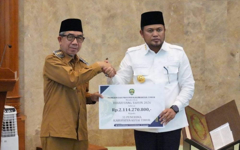 Gubernur Kaltim Rudy Mas'ud menyerahkan bantuan secara simbolis kepada Bupati Kutim, Ardiansyah Sulaiman. (Foto: Adpim/Hudais)