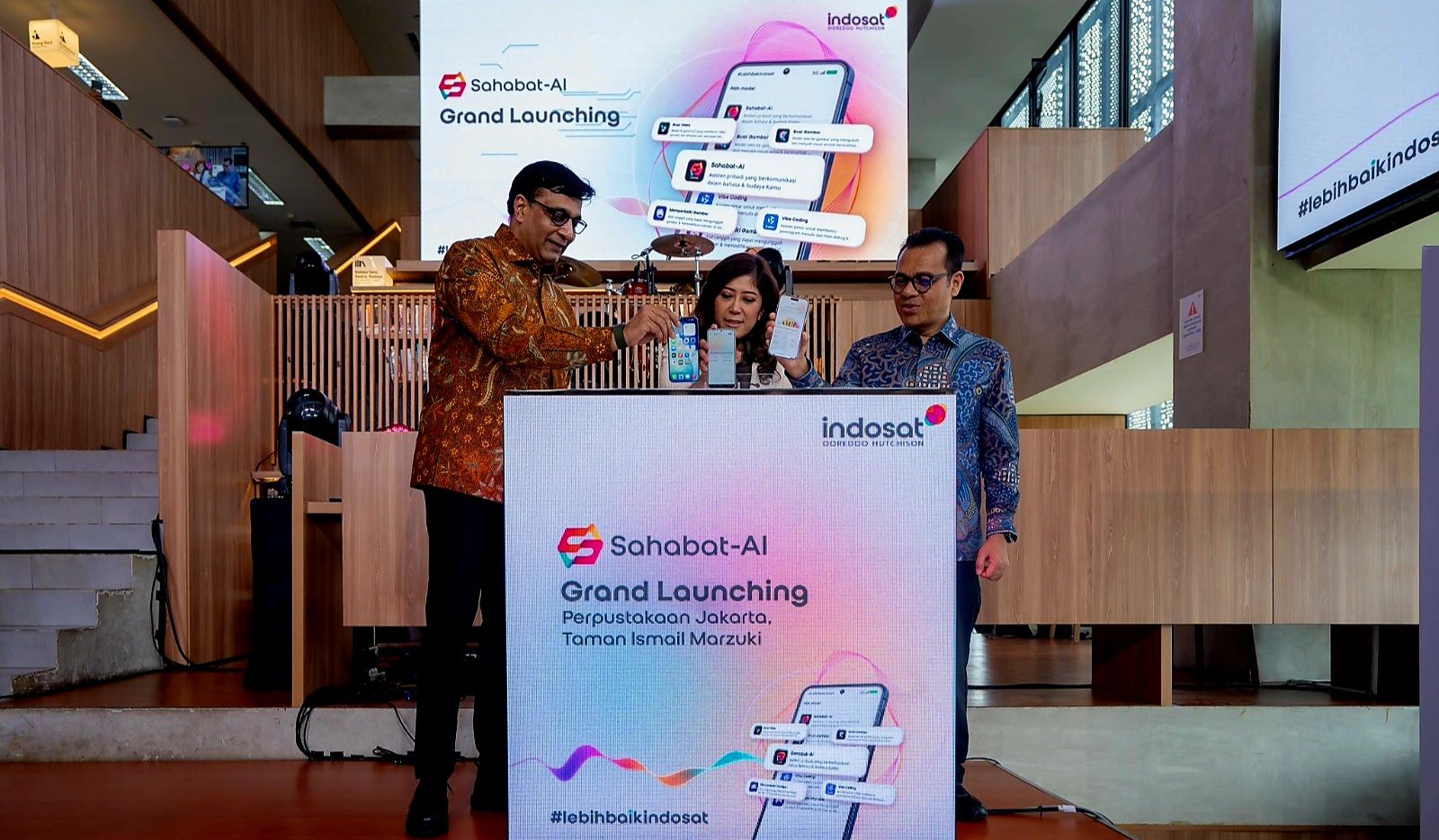 President Director and Chief Executive Officer IOH Vikram Sinha dan Menteri Komdigi Meutya Hafid mengenalkan Sahabat-AI
