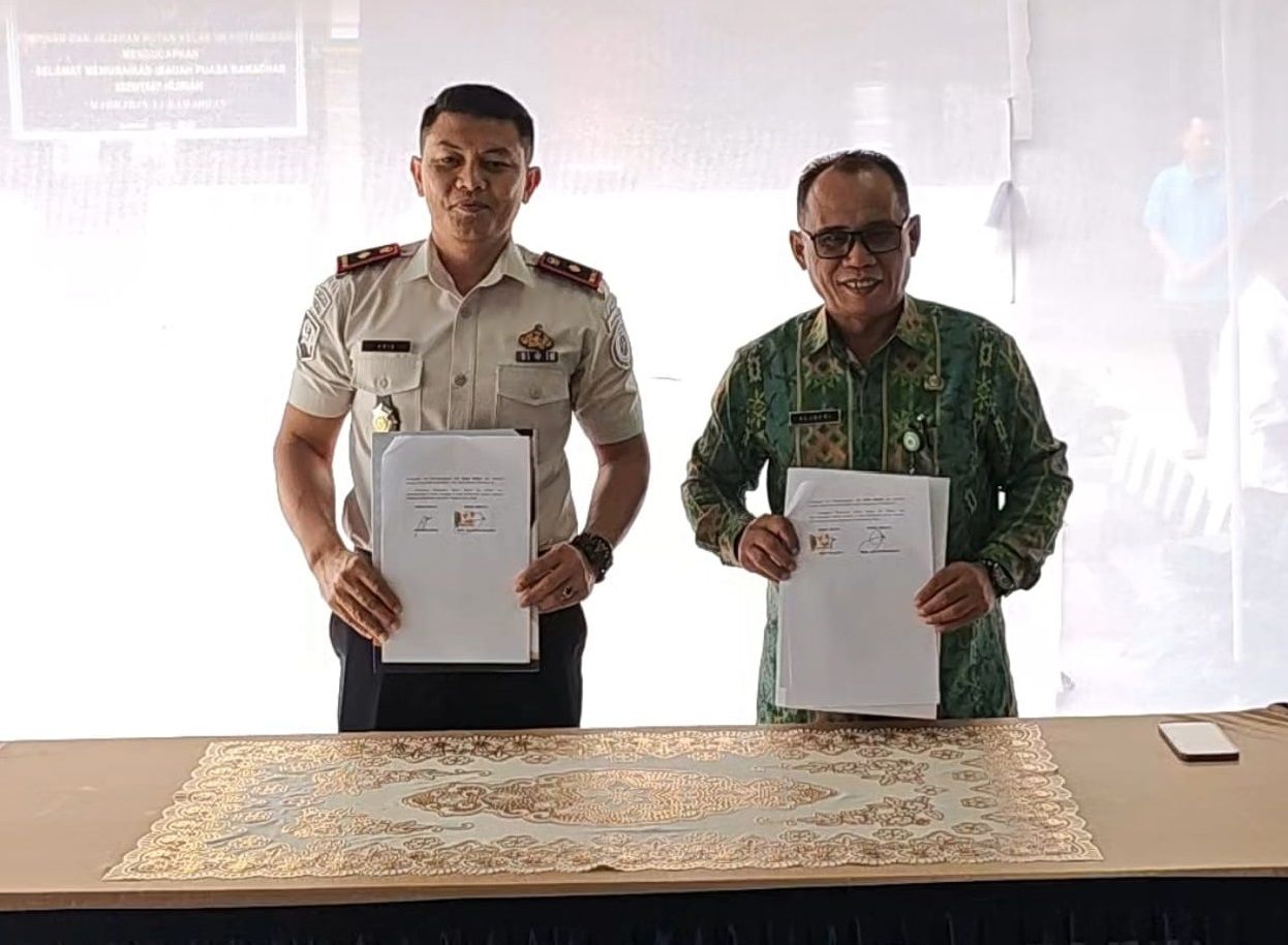 Kepala Rutan Kelas IIB Kotamobagu bersama Kepala Dinas Pendidikan Kotamobagu usai penandatanganan kerjasama.