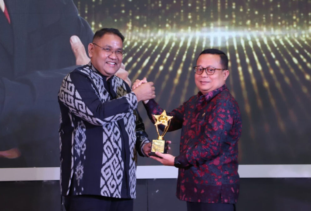 Kepala Biro Humas dan Komunikasi Publik, Thobib Al Asyhar mewakili Menteri Agama dalam menerima Penghargaan Kategori “Golden Leader” JMSI 2026..png