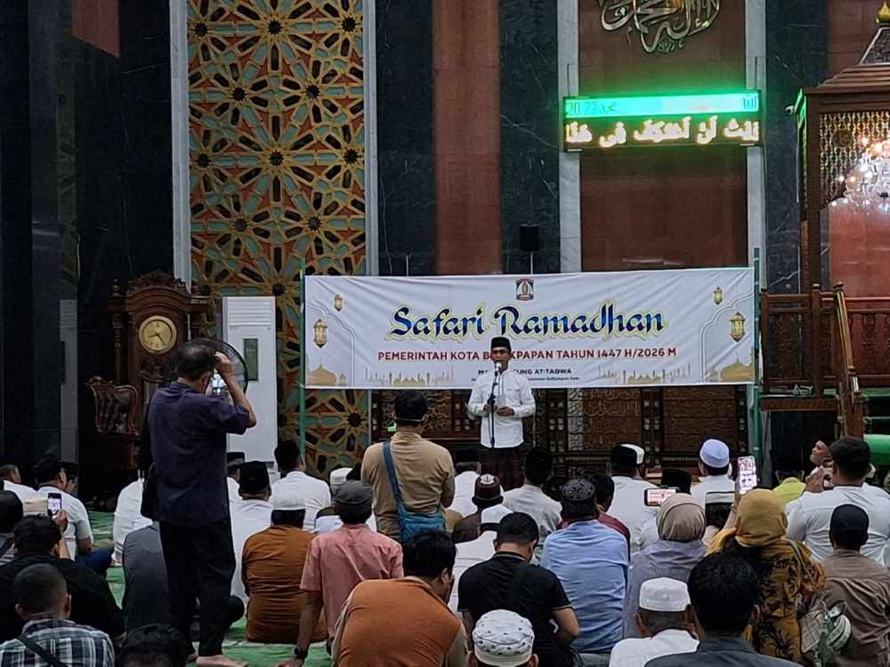 Wali Kota Balikpapan, Rahmad Mas'ud, menyerahkan bantuan kepada pengurus Masjid Agung At-Taqwa dalam rangkaian Safari Ramadan, Minggu 1 Maret 2026. (Foto: Muhammad SJ)
