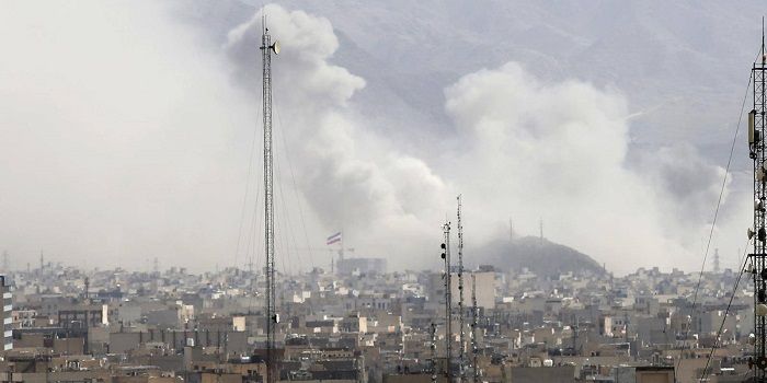 Asap mengepul di atas Teheran pada 28 Februari 2026.