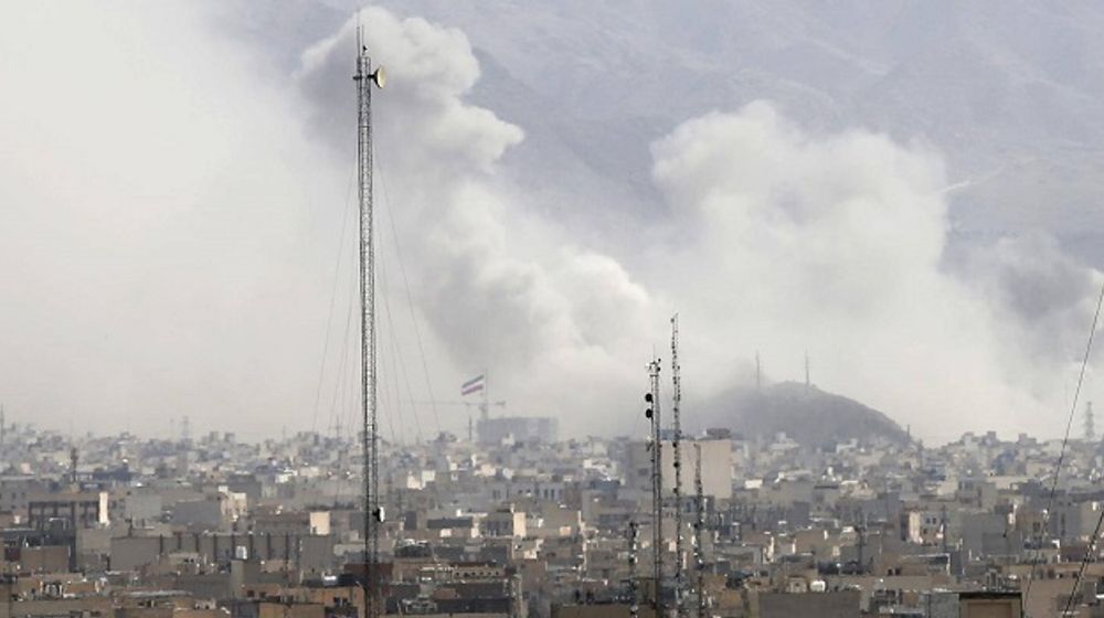 Asap mengepul di atas Teheran pada 28 Februari 2026.