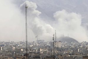 Asap mengepul di atas Teheran pada 28 Februari 2026.