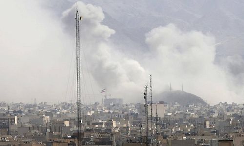 Asap mengepul di atas Teheran pada 28 Februari 2026.