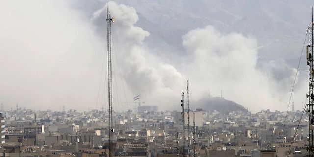 Asap mengepul di atas Teheran pada 28 Februari 2026.