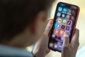 pp tunas anak main hp.jpeg