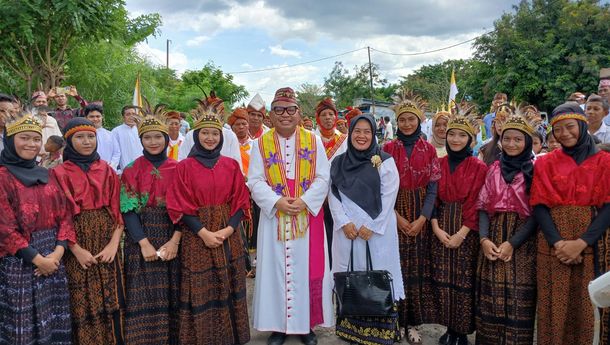 Di Nangalili, Mgr Maksi Disambut Hangat Secara Lintas Iman