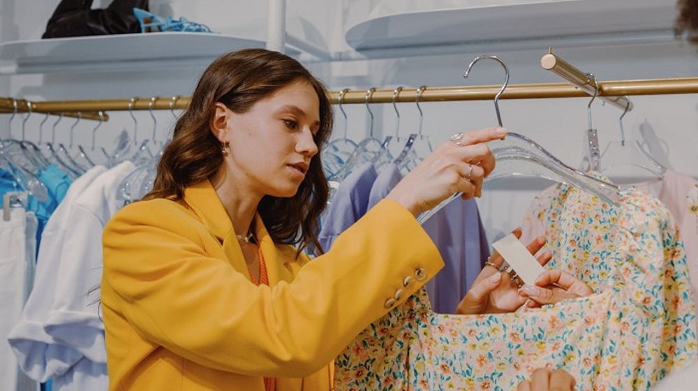 Belanja baju untuk Lebaran.