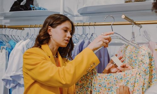 Belanja baju untuk Lebaran.