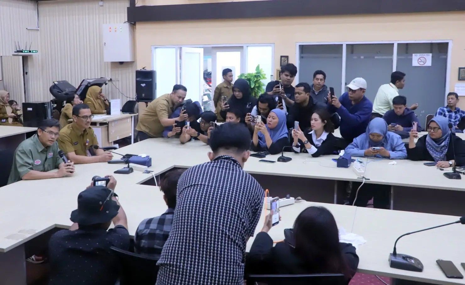 Kepala Dinas Komunikasi dan Informatika Kaltim, Muhammad Faisal, menjelaskan mobil tersebut juga masih menggunakan pelat nomor B. Proses balik nama BPKB dan STNK belum rampung