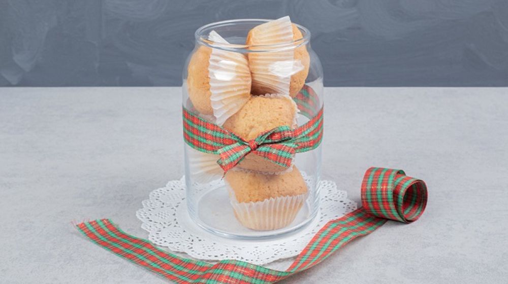 Ilustrasi kue Lebaran dalam wadah kaca.