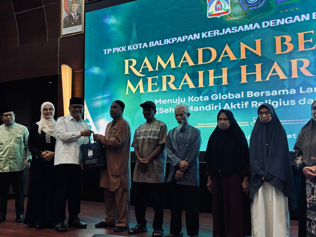 PKK dan Blue Sky Santuni 105 Lansia di Ramadan
