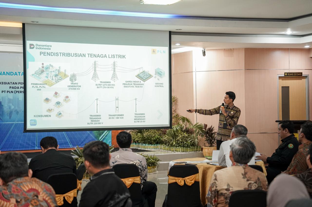 Senior Manager Perizinan, Pertanahan dan komunikasi PLN UIP KLT Raditya Kuntoro, S.H. menyampaikan pemaparan mengenai pembangunan dan sistem pendistribusian tenaga listrik dalam kegiatan Pengamanan Pembangunan Strategis bersama Kejaksaan Agung Republik Indonesia.