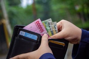 Bayar dengan uang tunai.