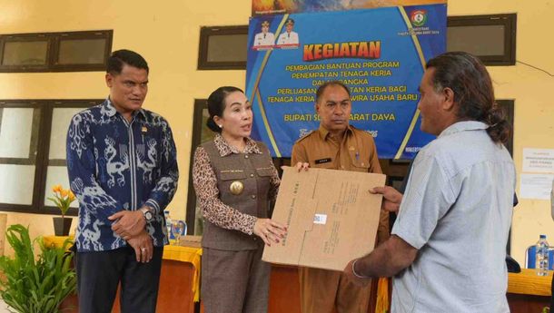 Bupati Ratu Wulla Serahkan 97 Paket Bantuan Wirausaha 