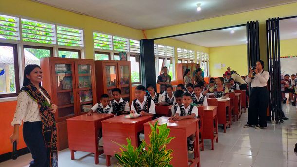 Bunda Literasi Sikka Bangun Literasi dan Sains di SDI Solot