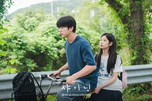 Park Jinyoung dan Kim Min Ju dalam drama Korea Still Shining.