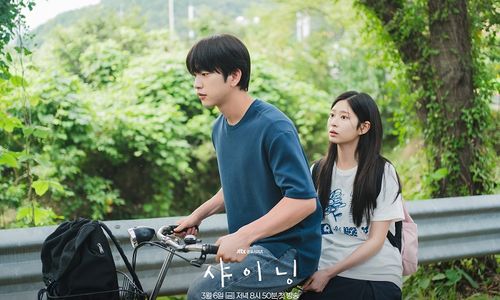 Park Jinyoung dan Kim Min Ju dalam drama Korea Still Shining.